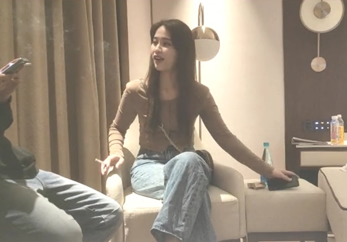 大长腿甜美靓 女 你 骚 不 骚 骑乘掰开 屁 股 就 是  操 搞得 骚 女 直 浪 叫